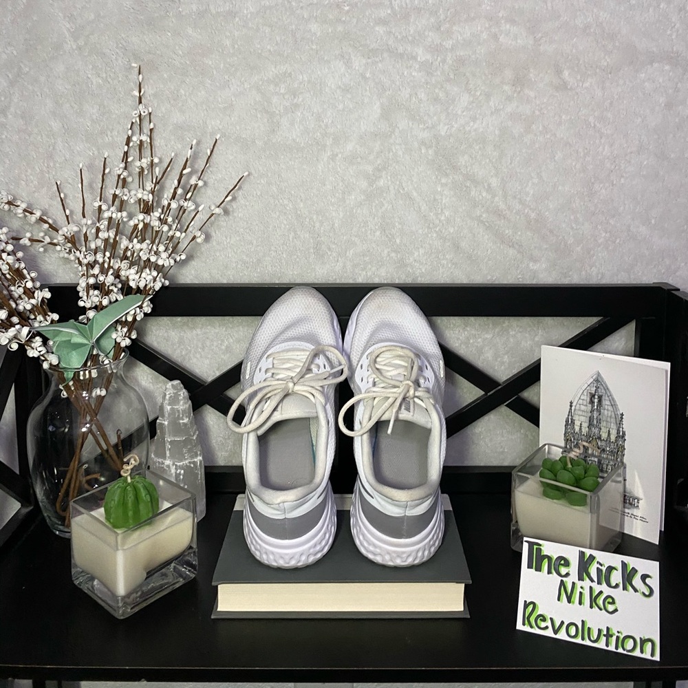 Nike Revolutions - Picture 3 of 4